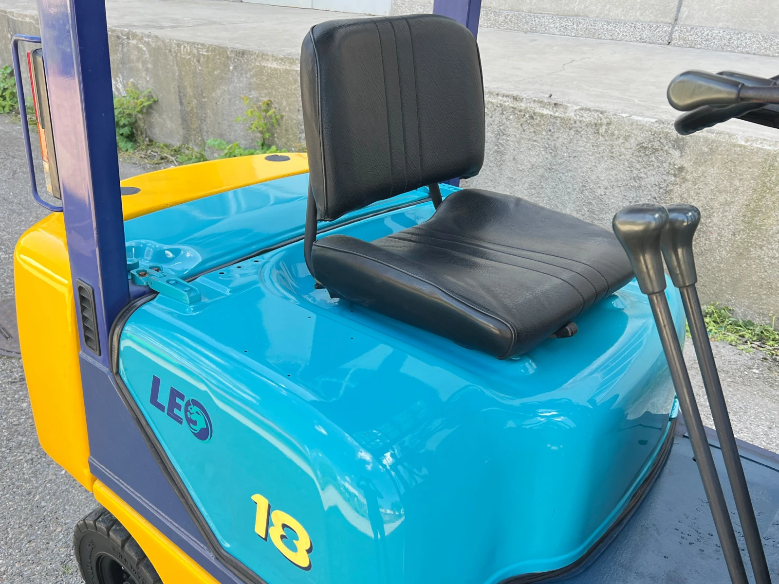  Komatsu  1.8  /   /   | Mobile.bg   13