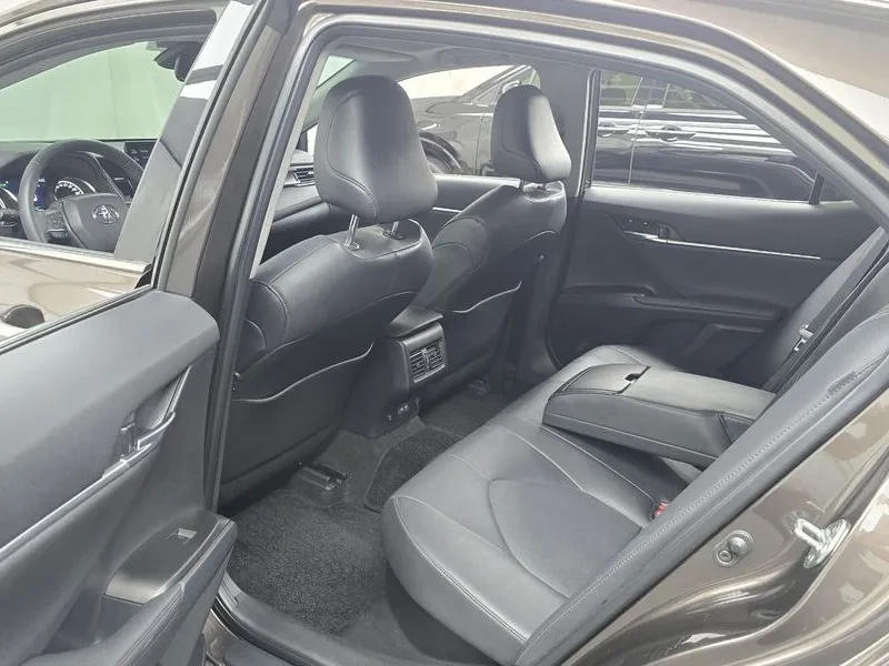 Toyota Camry (Xv70) 2.5 Xle Hybrid, снимка 12 - Автомобили и джипове - 55748272