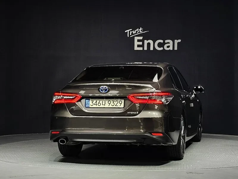 Toyota Camry (Xv70) 2.5 Xle Hybrid, снимка 4 - Автомобили и джипове - 55748272