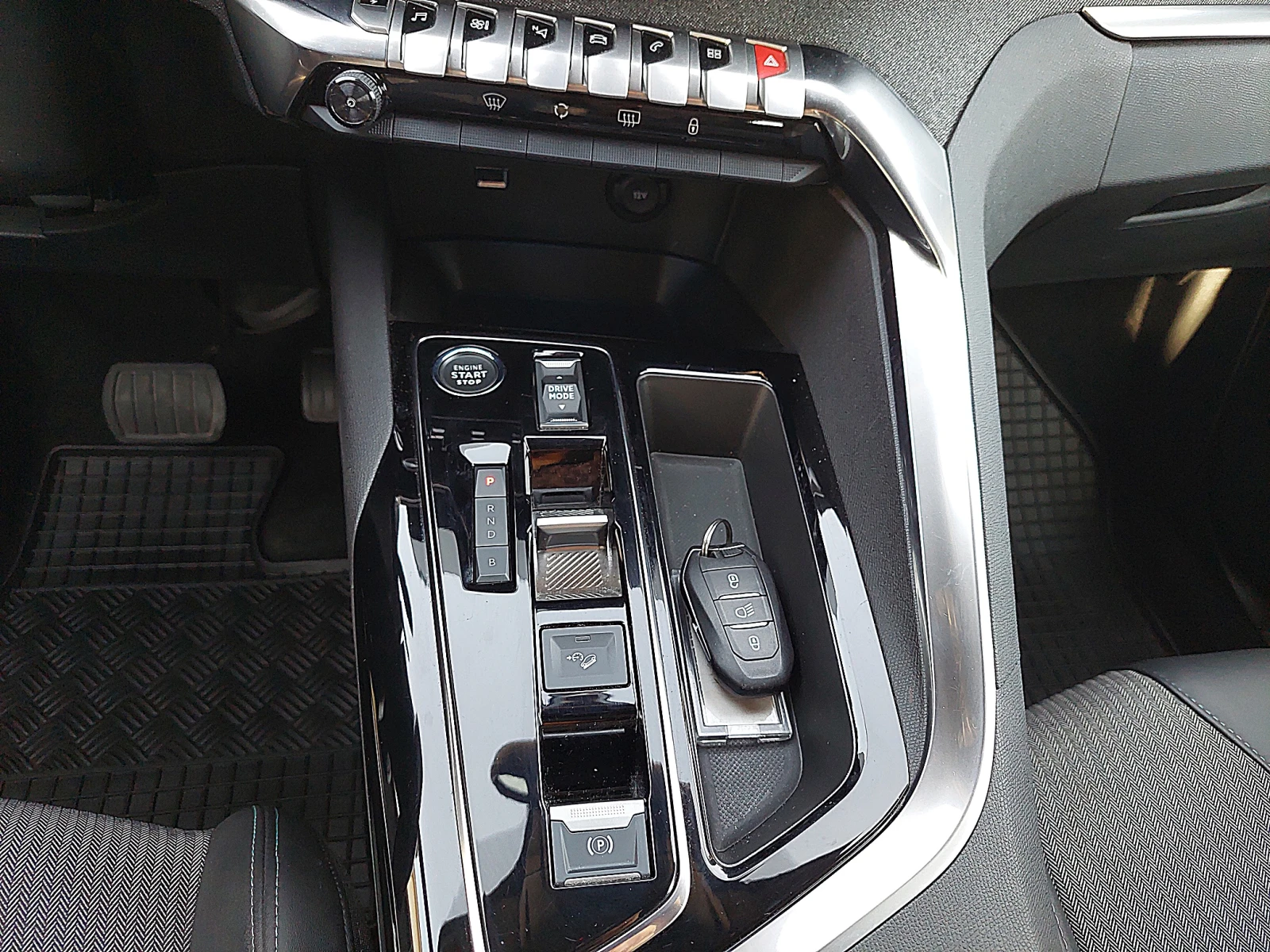 Peugeot 3008 New Line Up GT 1.6 Plug-in HYBRID 4x4 e-EAT8, снимка 16 - Автомобили и джипове - 53062132