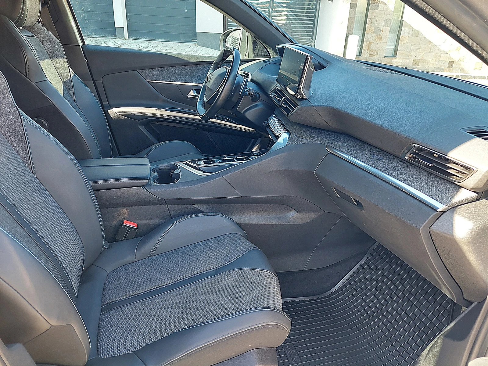 Peugeot 3008 New Line Up GT 1.6 Plug-in HYBRID 4x4 e-EAT8, снимка 12 - Автомобили и джипове - 53062132