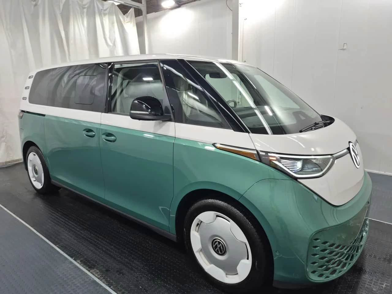 VW ID.Buzz 1ST EDITION * 360 КАМЕРИ* ОБДУХВАНЕ* ПАНО* CARFAX - изображение 2