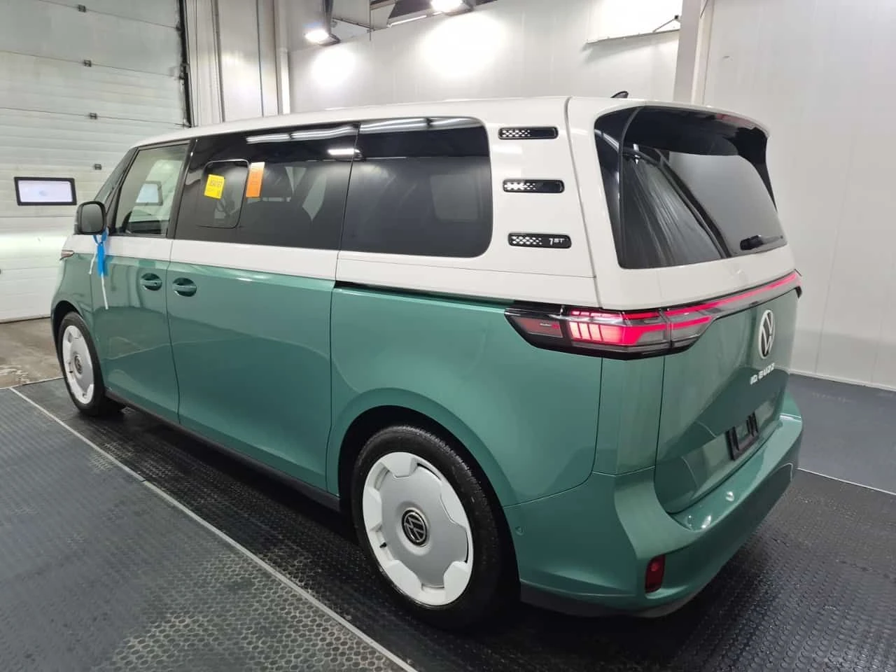 VW ID.Buzz 1ST EDITION * 360 КАМЕРИ* ОБДУХВАНЕ* ПАНО* CARFAX - изображение 4