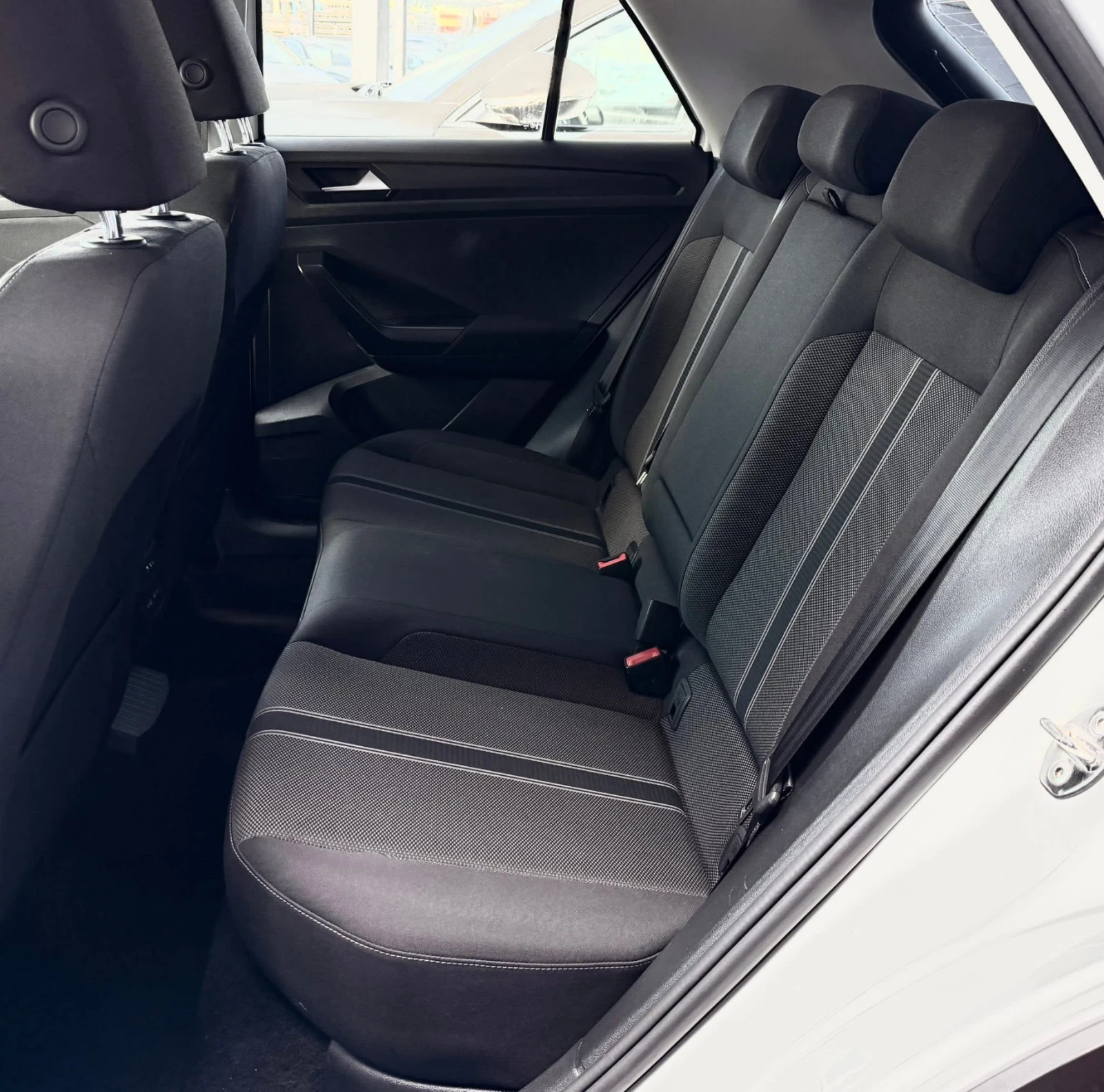 VW T-Roc Обслужен / CarPlay, снимка 12 - Автомобили и джипове - 54868516