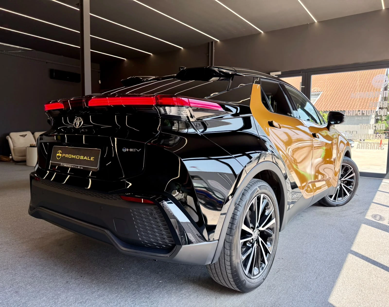 Toyota C-HR Hybrid* AWD-i* ГАРАНЦИОНЕН* Full* Pano* ЛИЗИНГ, снимка 6 - Автомобили и джипове - 55544362