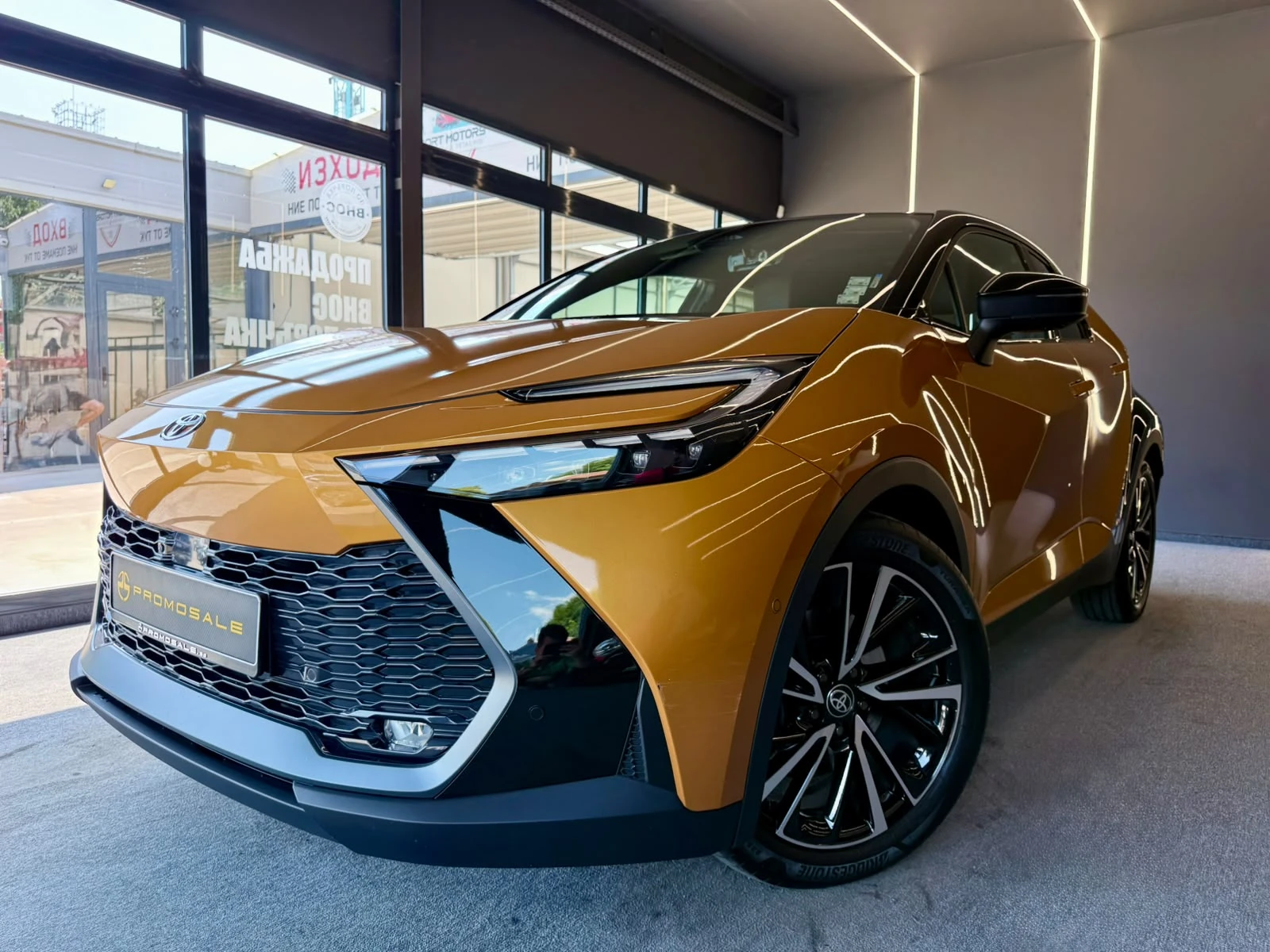 Toyota C-HR Hybrid* AWD-i* ГАРАНЦИОНЕН* Full* Pano* ЛИЗИНГ, снимка 3 - Автомобили и джипове - 55544362