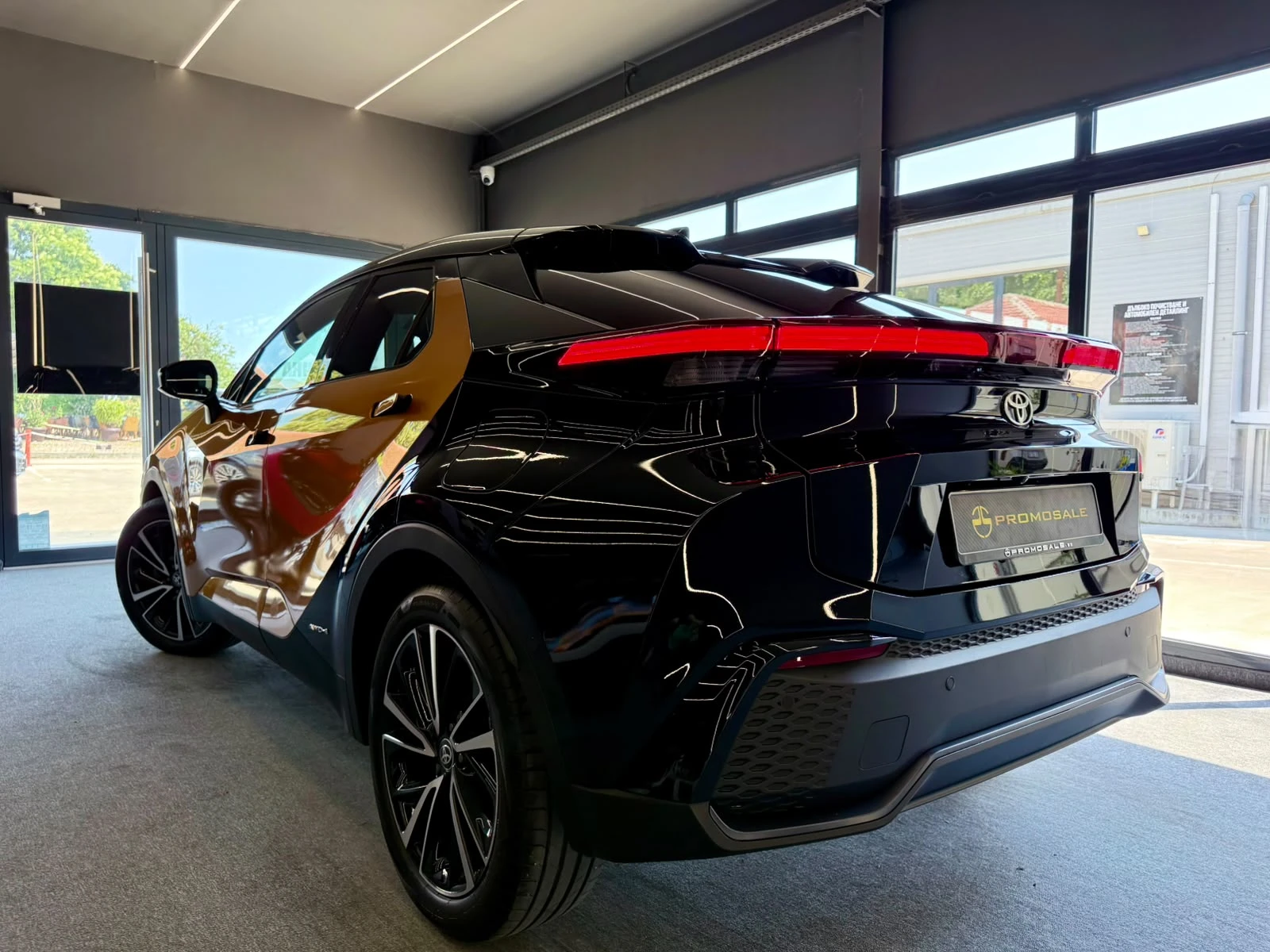 Toyota C-HR Hybrid* AWD-i* ГАРАНЦИОНЕН* Full* Pano* ЛИЗИНГ, снимка 4 - Автомобили и джипове - 55544362