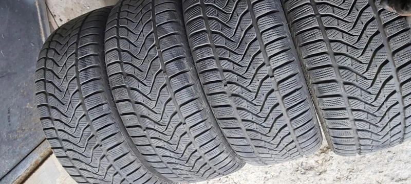 Гуми Зимни 225/45R18, снимка 1 - Гуми и джанти - 33729120