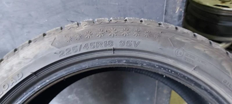 Гуми Зимни 225/45R18, снимка 5 - Гуми и джанти - 33729120