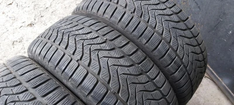 Гуми Зимни 225/45R18, снимка 3 - Гуми и джанти - 33729120