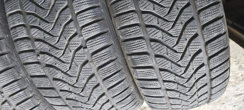 Гуми Зимни 225/45R18, снимка 2 - Гуми и джанти - 33729120