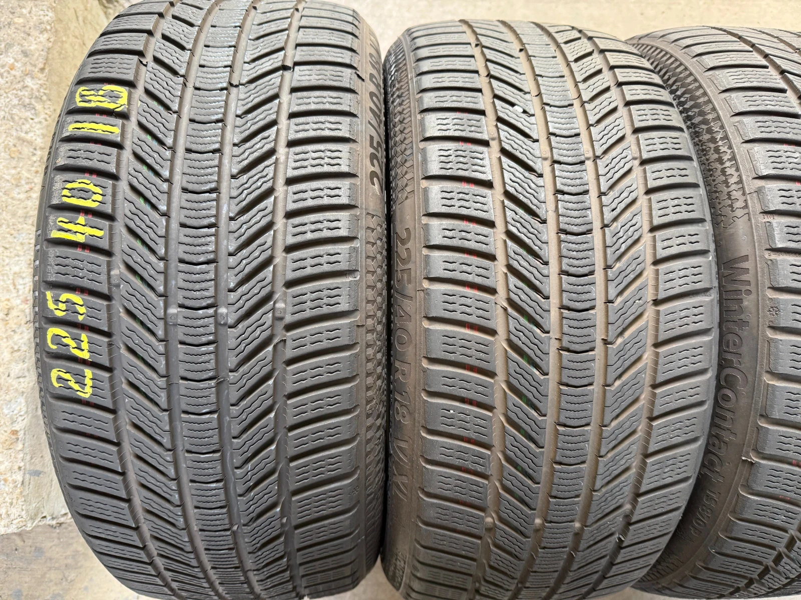 Гуми Зимни 225/40R18, снимка 2 - Гуми и джанти - 56277788