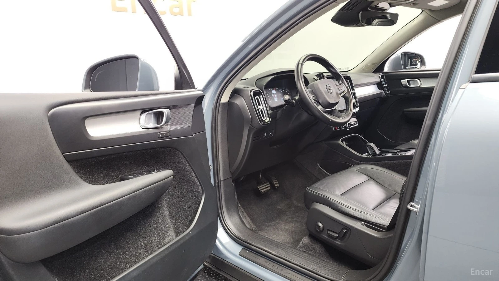 Volvo XC40 T4 Momentum* КОЖА* НАВИ* ПАНО* КАМЕРА, снимка 8 - Автомобили и джипове - 55546416