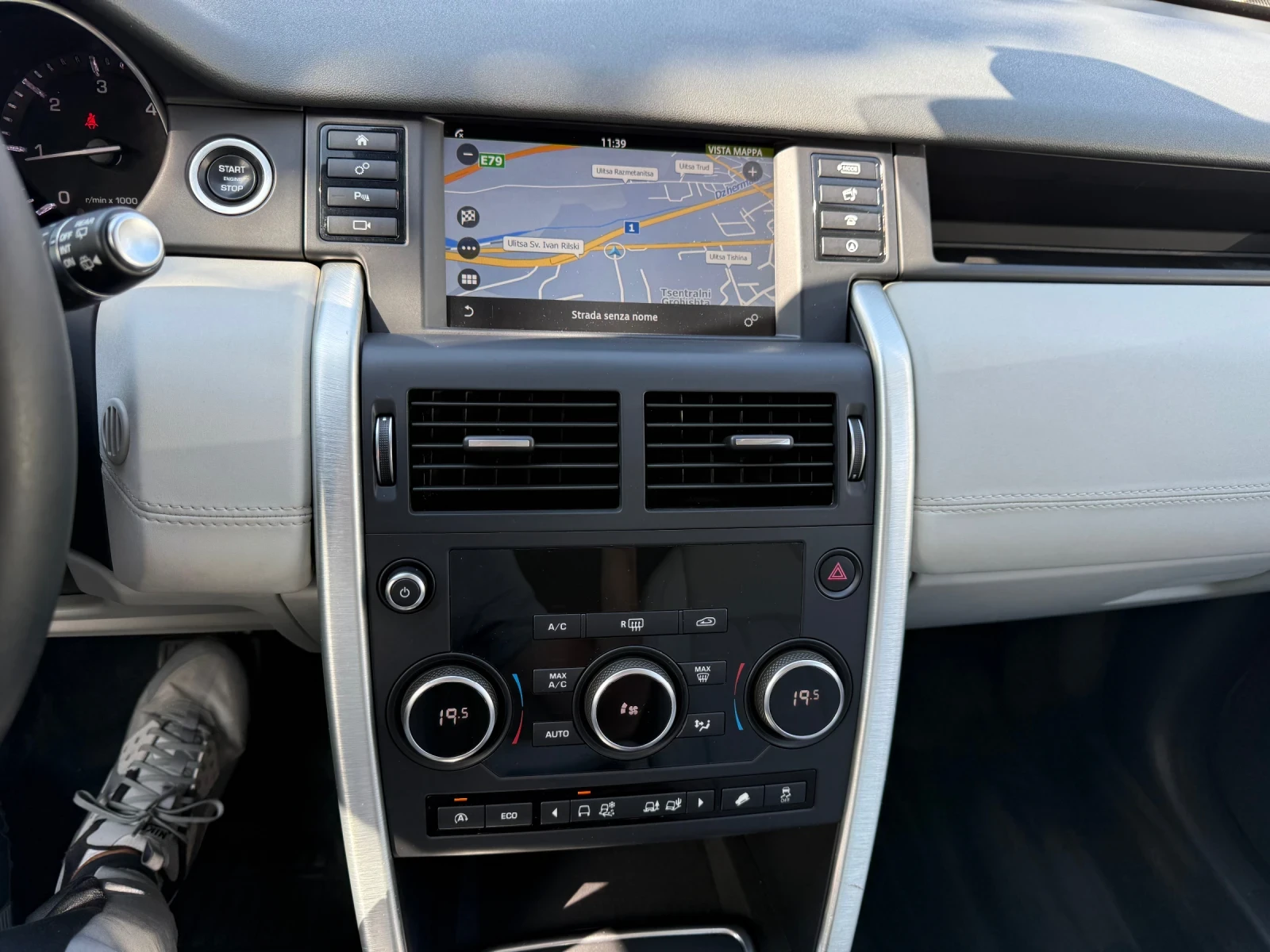 Land Rover Discovery Sport 2.0TD, снимка 6 - Автомобили и джипове - 56270171