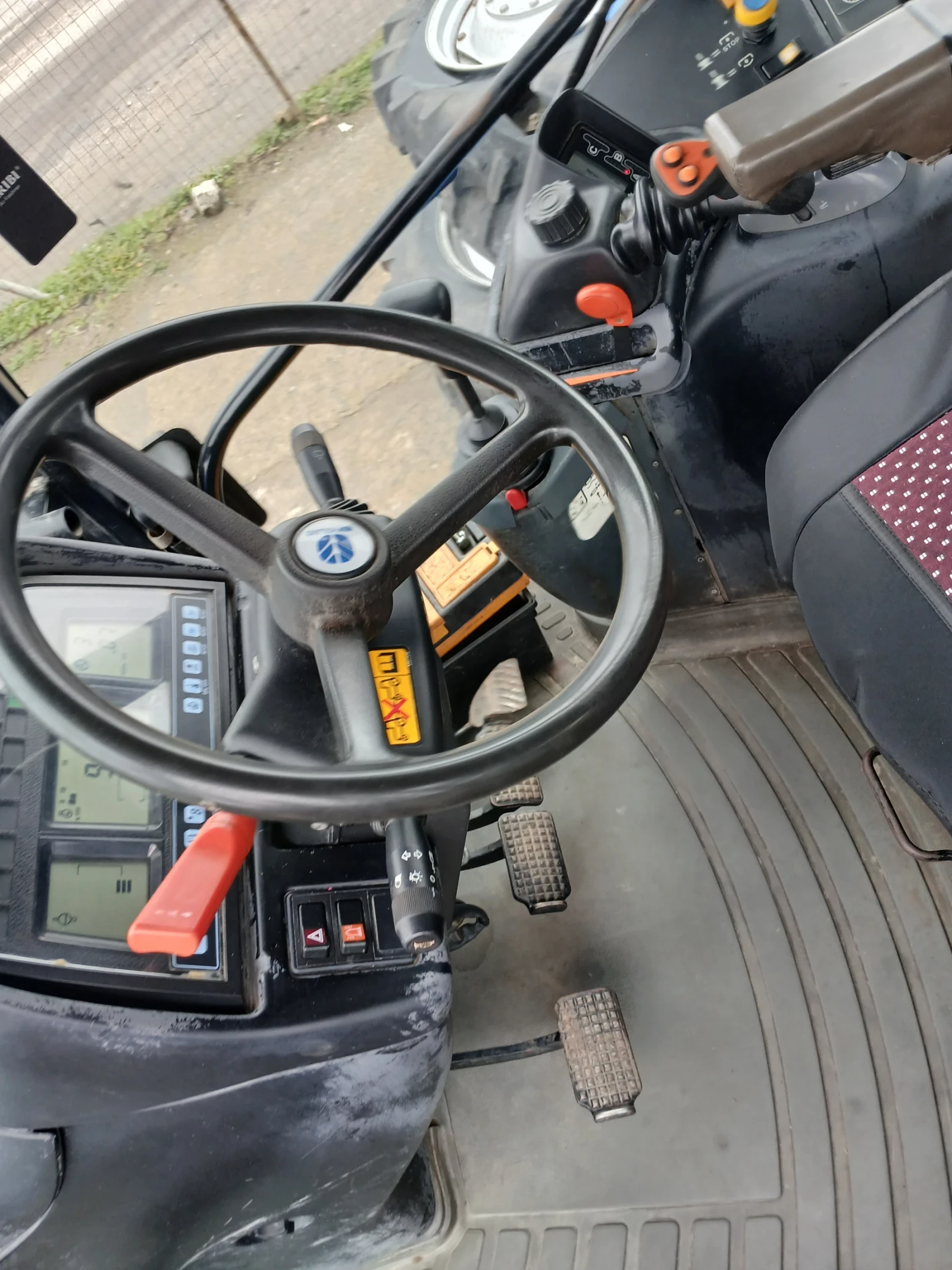 Трактор New Holland ТМ165, снимка 4 - Селскостопанска техника - 54973869