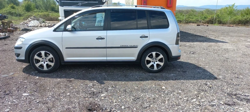 VW Touran, снимка 4 - Автомобили и джипове - 52192584