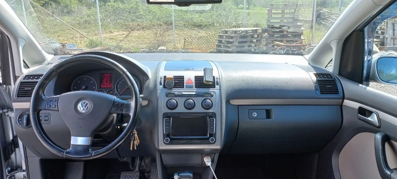 VW Touran, снимка 8 - Автомобили и джипове - 52192584