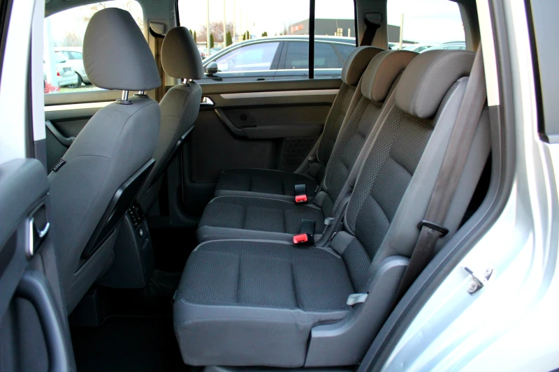 VW Touran 1.6TDI 7 МЕСТА СОБСТВЕН ЛИЗИНГ, снимка 13 - Автомобили и джипове - 52542539