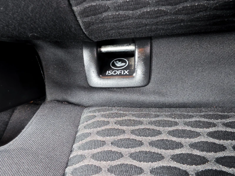 VW Golf 1.6 TDi, снимка 17 - Автомобили и джипове - 53529023