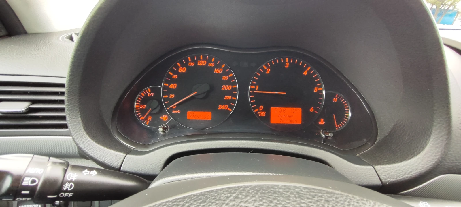 Toyota Avensis 2.2 D4D, снимка 10 - Автомобили и джипове - 54205455