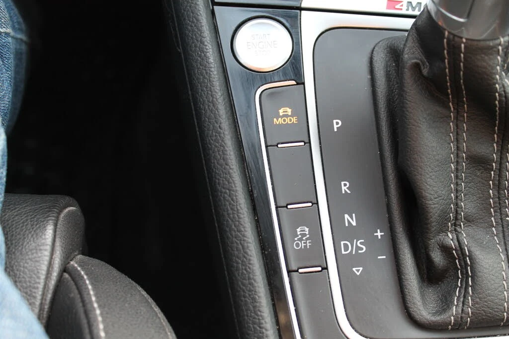 VW Golf R* AWD* ПОДГРЕВ* КАМЕРА* KEYLESS* , снимка 16 - Автомобили и джипове - 54445877