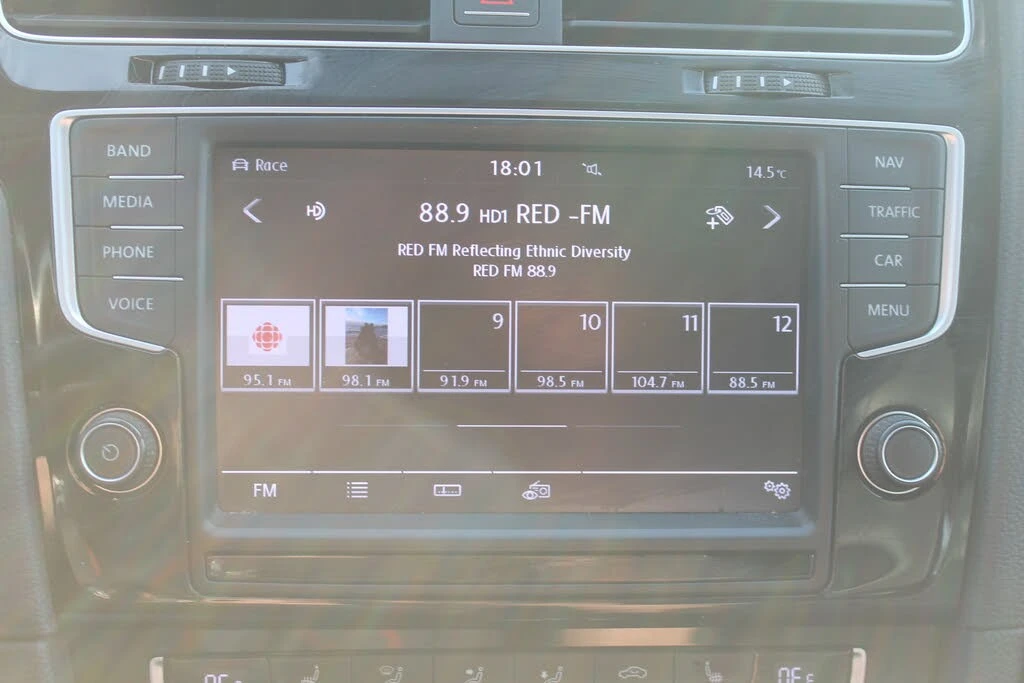 VW Golf R* AWD* ПОДГРЕВ* КАМЕРА* KEYLESS* , снимка 13 - Автомобили и джипове - 54445877