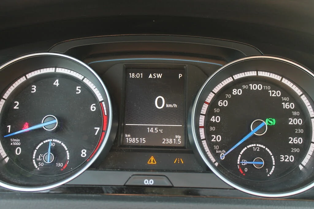 VW Golf R* AWD* ПОДГРЕВ* КАМЕРА* KEYLESS* , снимка 10 - Автомобили и джипове - 54445877
