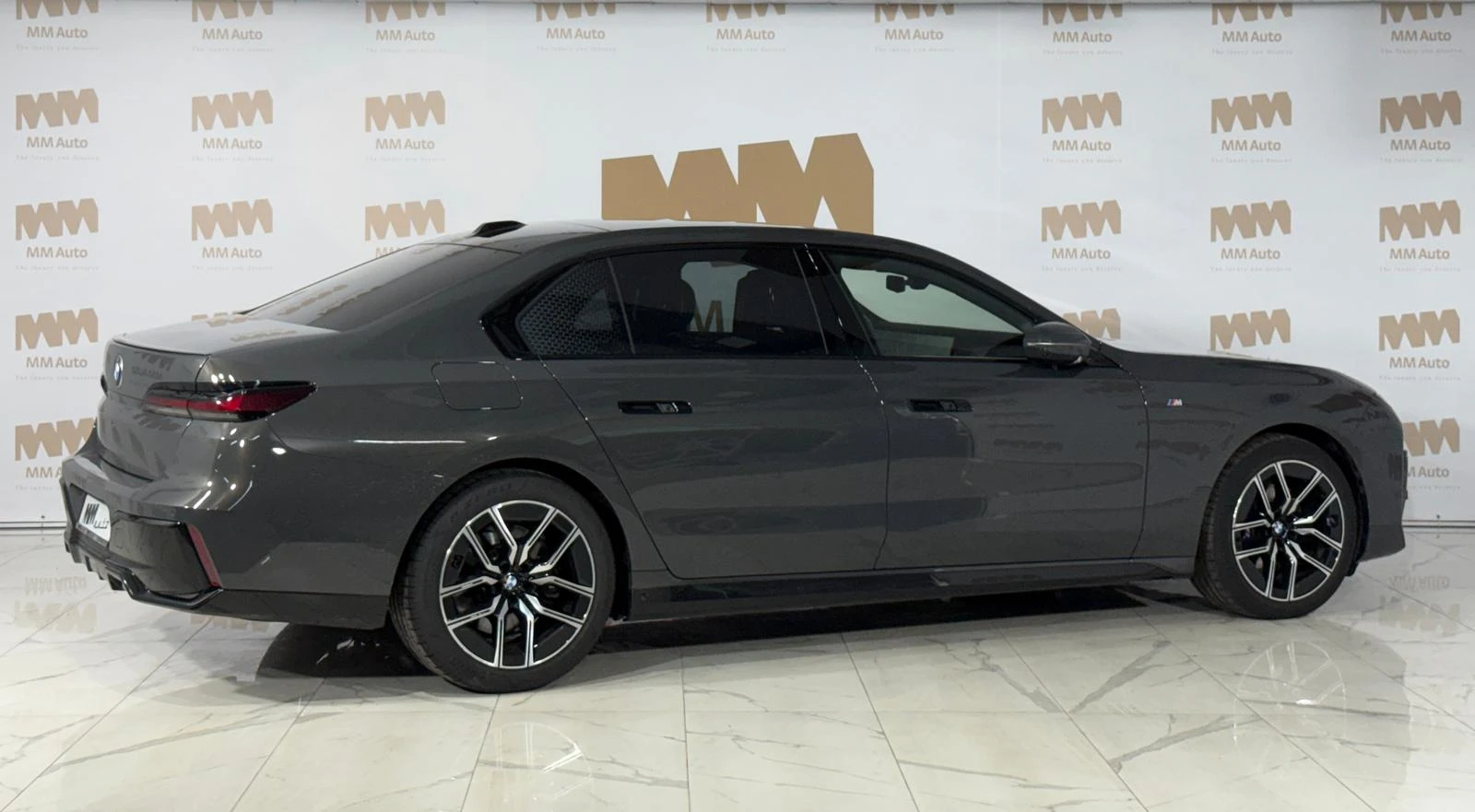 BMW 740 d xDrive* MSportPRO* IconicGlow* B&W* Carbon* HuD, снимка 3 - Автомобили и джипове - 54626299