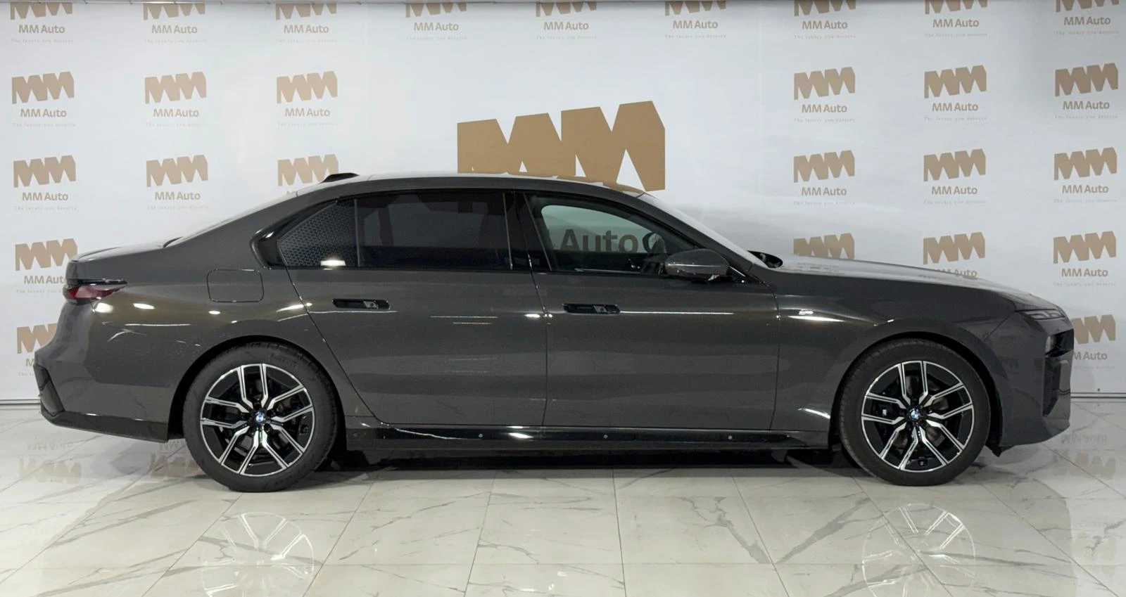 BMW 740 d xDrive* MSportPRO* IconicGlow* B&W* Carbon* HuD, снимка 2 - Автомобили и джипове - 54626299