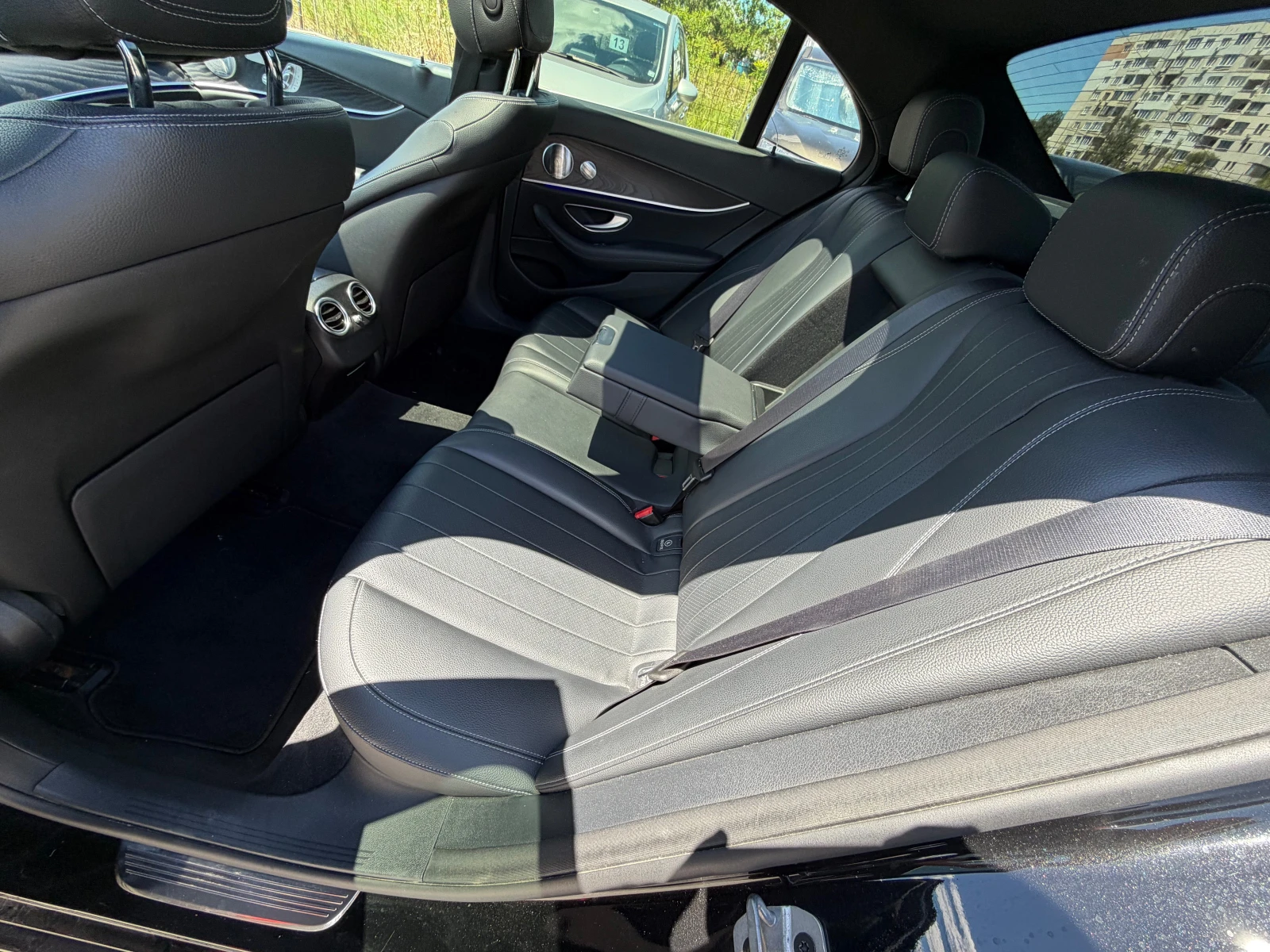 Mercedes-Benz E 350 /AMG пакет/ 4MATIC/ 360* / Panorama/ Burmester/ mu, снимка 11 - Автомобили и джипове - 54901459