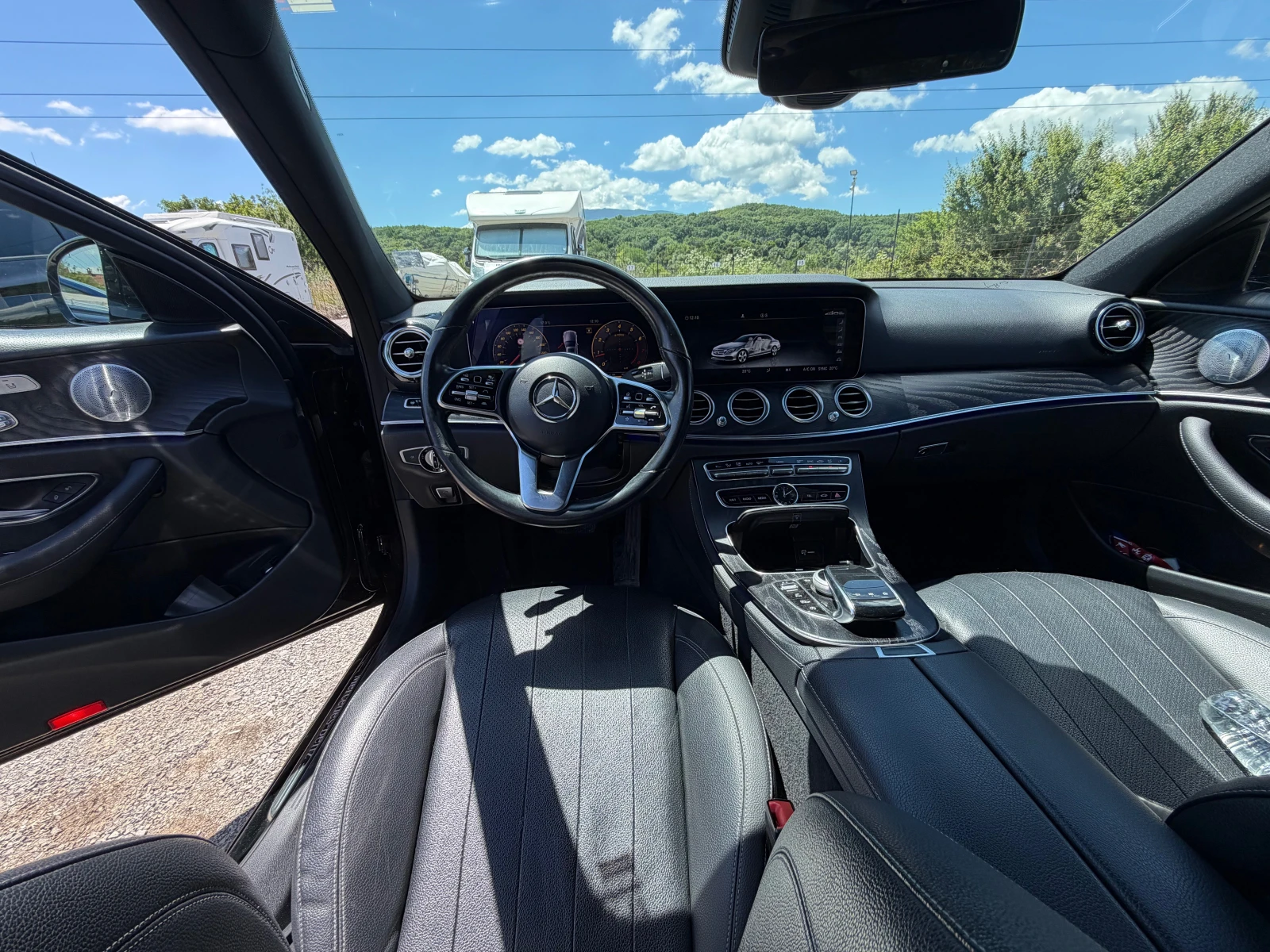 Mercedes-Benz E 350 /AMG пакет/ 4MATIC/ 360* / Panorama/ Burmester/ mu, снимка 10 - Автомобили и джипове - 54901459