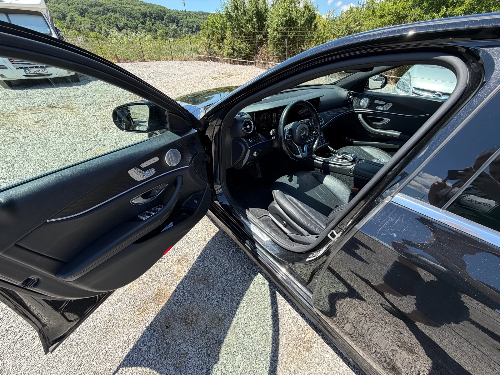 Mercedes-Benz E 350 /AMG пакет/ 4MATIC/ 360* / Panorama/ Burmester/ mu, снимка 7 - Автомобили и джипове - 54901459