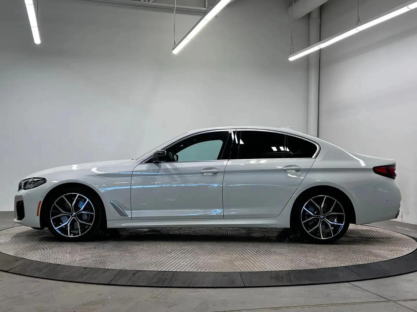 BMW 540 xDrive 40i* FACE* КОЖА* НАВИ* ПАНО* АВТОКРЕДИТ, снимка 2 - Автомобили и джипове - 55657182