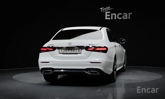 Mercedes-Benz E 220 D * AMG ПАКЕТ * FACELIFT * HEAD UP * 360 КАМЕРА * , снимка 4 - Автомобили и джипове - 56092926