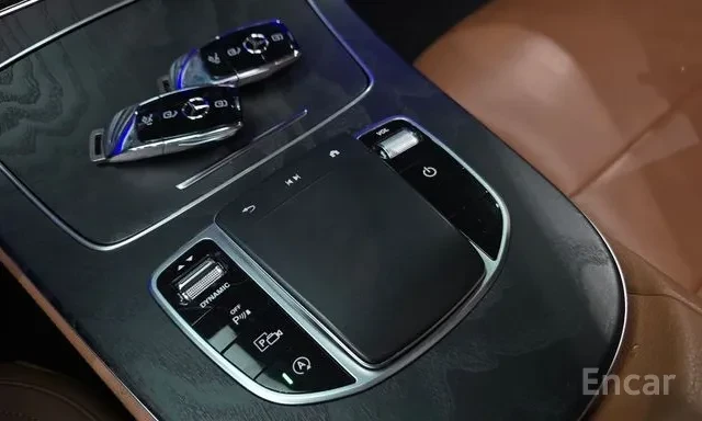 Mercedes-Benz E 220 D * AMG ПАКЕТ * FACELIFT * HEAD UP * 360 КАМЕРА * , снимка 11 - Автомобили и джипове - 56092926