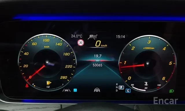 Mercedes-Benz E 220 D * AMG ПАКЕТ * FACELIFT * HEAD UP * 360 КАМЕРА * , снимка 8 - Автомобили и джипове - 56092926