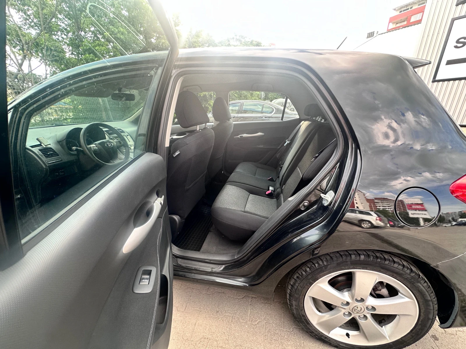 Toyota Auris, снимка 13 - Автомобили и джипове - 54824569