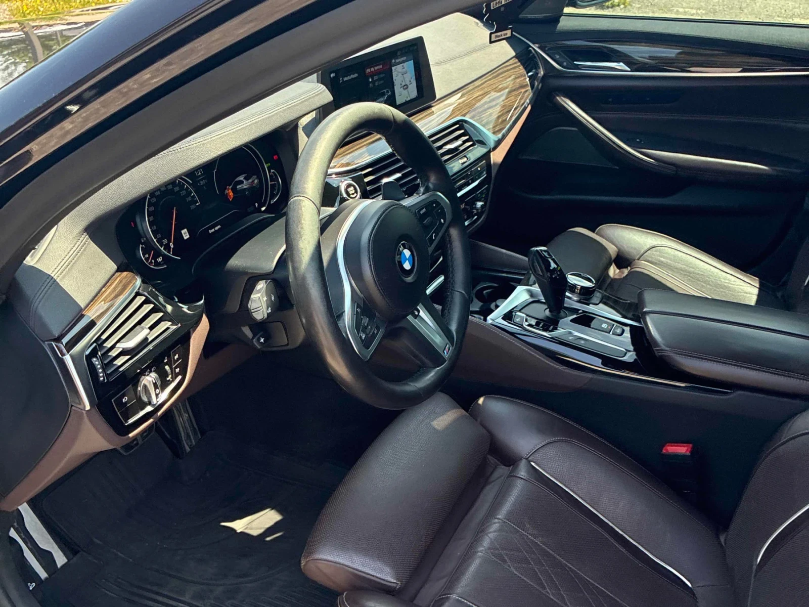 BMW 540 Xi* M-Pack* Обдухване* Масаж* HUD* Harman Kardon, снимка 7 - Автомобили и джипове - 55241572