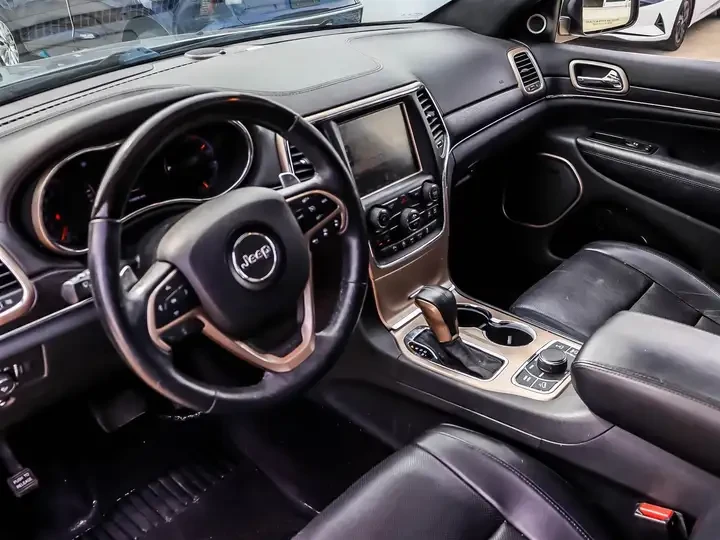 Jeep Grand cherokee 3.6* Summit* Harman Kardon* Въздушно* TV* Обдух, снимка 6 - Автомобили и джипове - 55478255