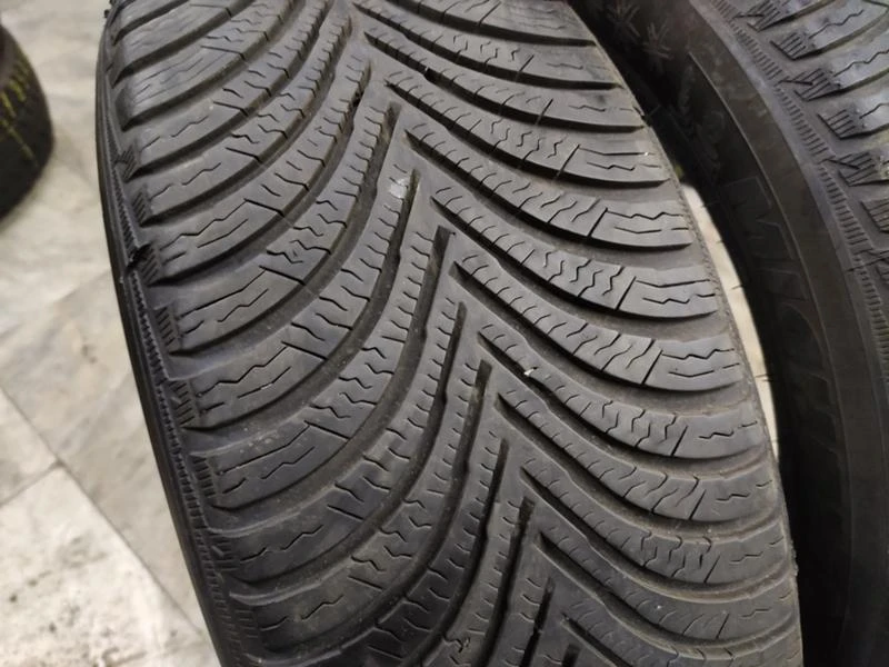 Гуми Зимни 205/60R16, снимка 1 - Гуми и джанти - 30575556