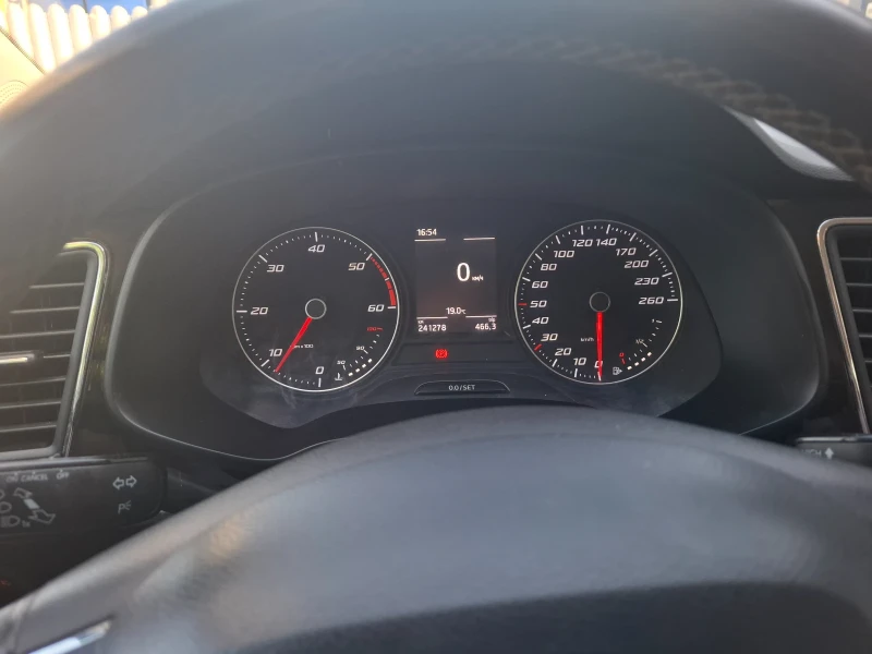 Seat Leon, снимка 15 - Автомобили и джипове - 51210413