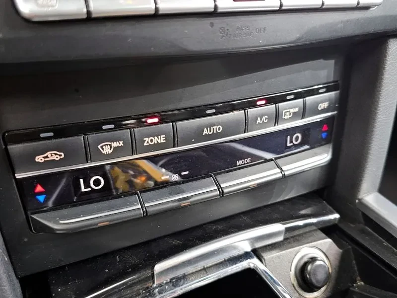 Mercedes-Benz E 220 BlueTEC Avantgarde - САМО 30% АВАНС, снимка 16 - Автомобили и джипове - 55800257
