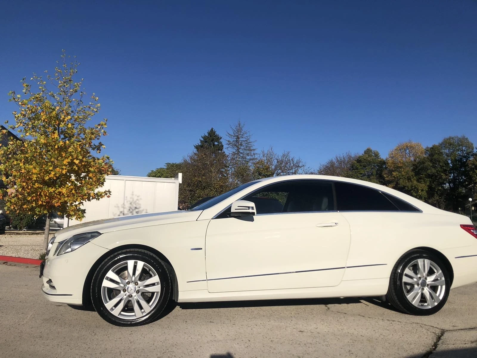 Mercedes-Benz E 220 SPORT COUPE LED NAVI ОБСЛУЖЕН - изображение 3