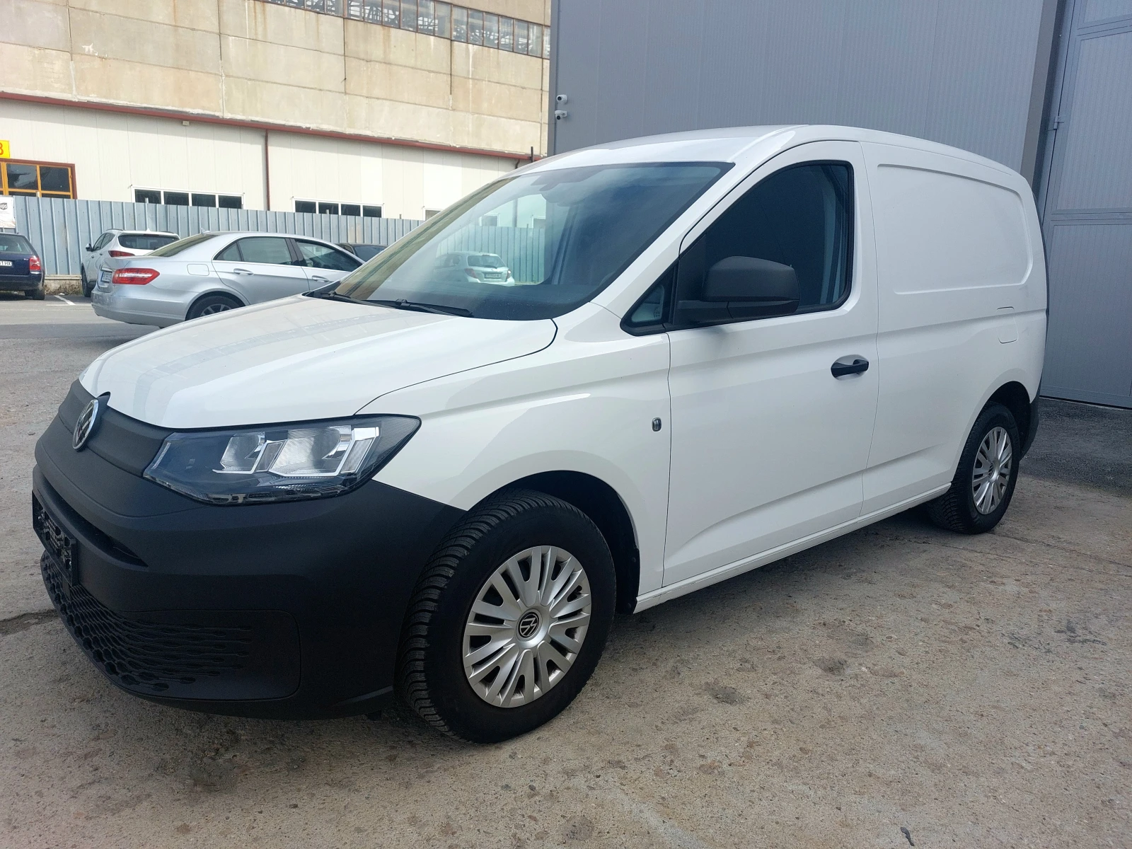 VW Caddy 2.0TDI MT6 - изображение 2