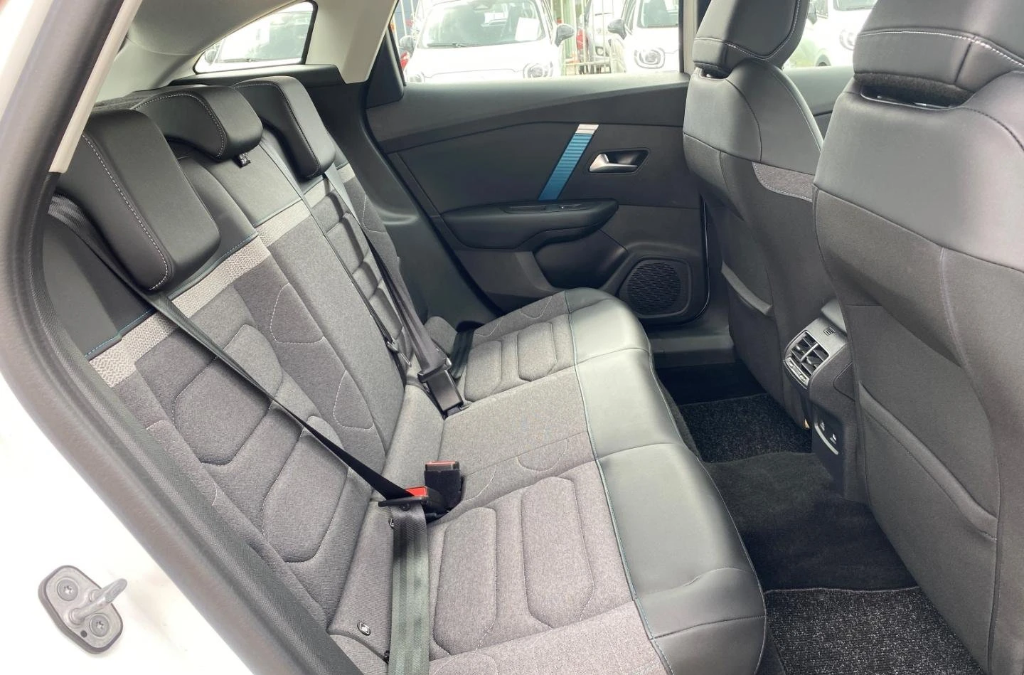 Citroen C4 e-FEEL-PACK/136HP/CAM/HUD/NAVI/DIGI/CPLAY/331q, снимка 12 - Автомобили и джипове - 54628720