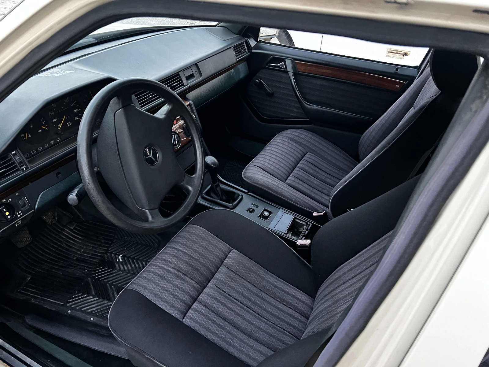 Mercedes-Benz 124, снимка 6 - Автомобили и джипове - 54686317