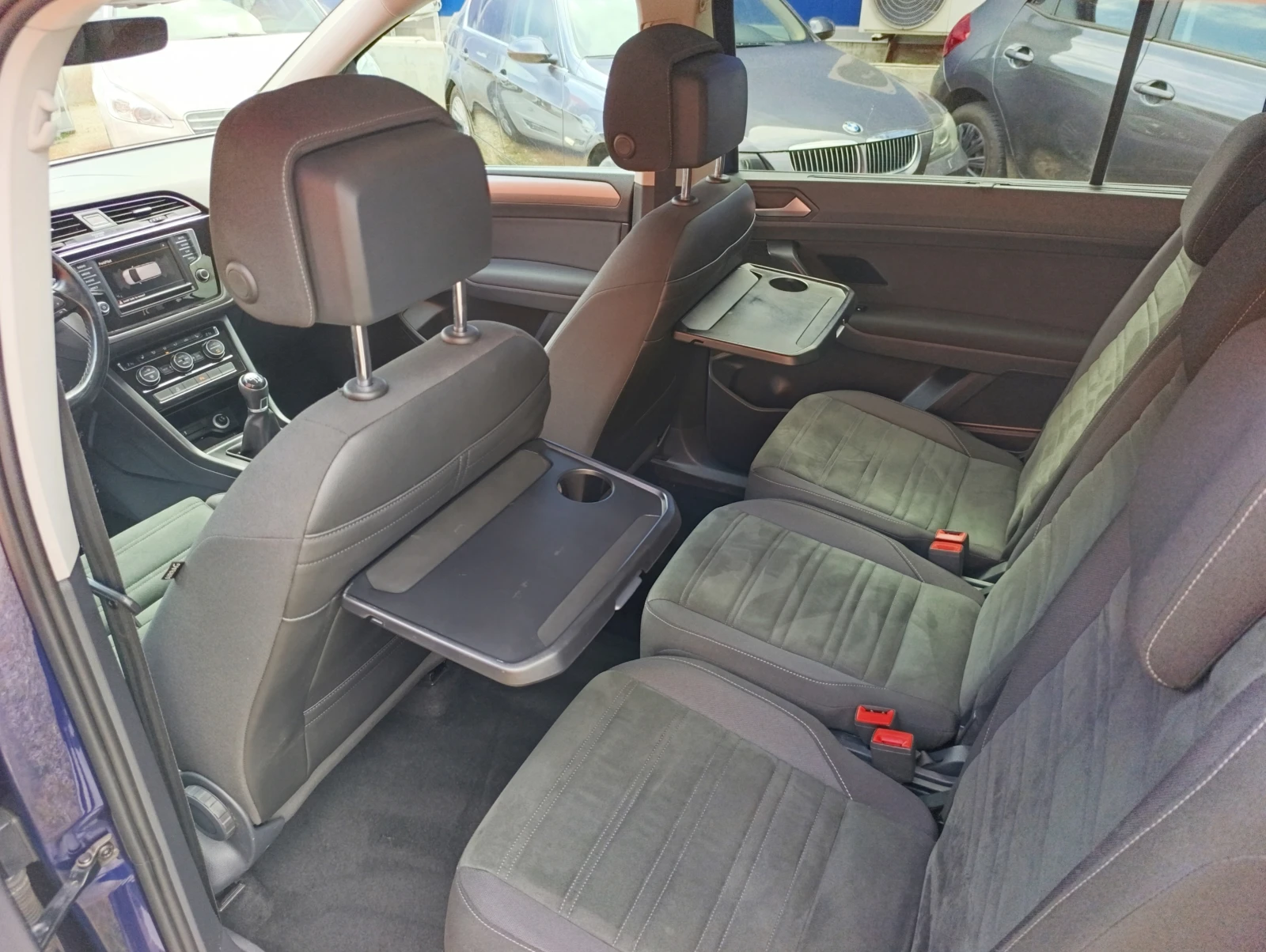 VW Touran 1.6 TDI Comfortlin, снимка 10 - Автомобили и джипове - 54701829