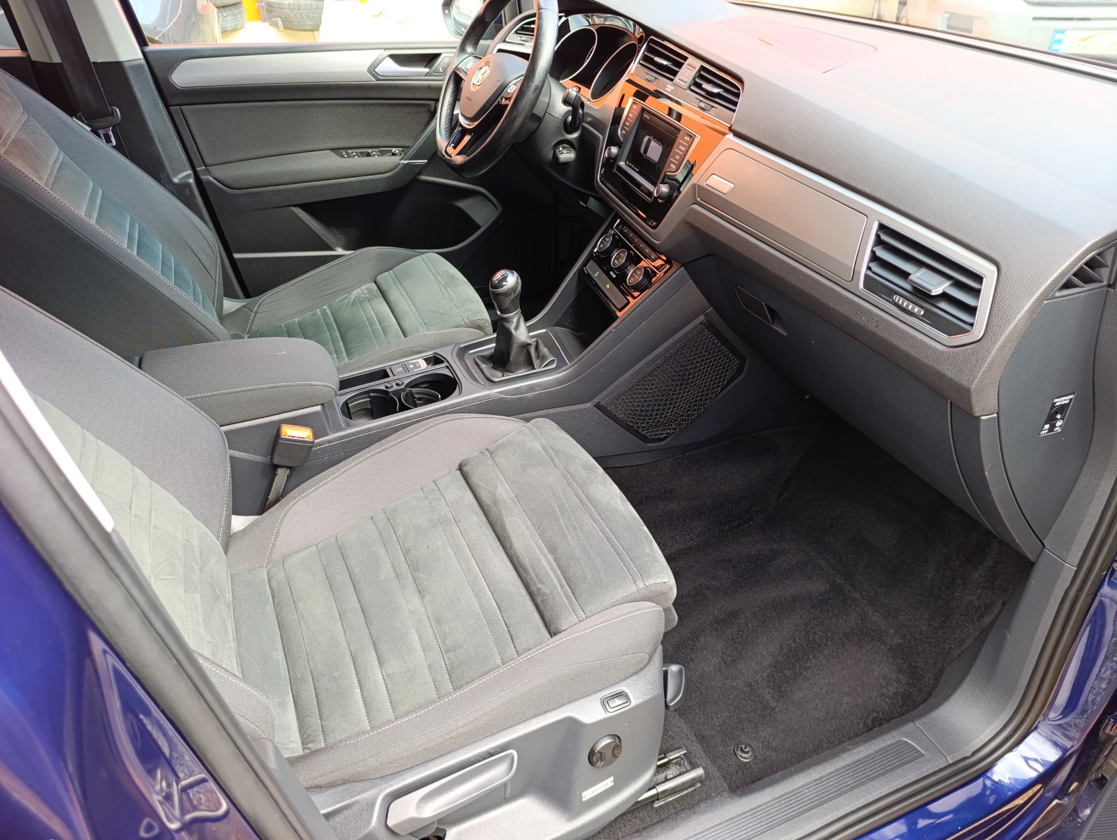 VW Touran 1.6 TDI Comfortlin, снимка 16 - Автомобили и джипове - 54701829