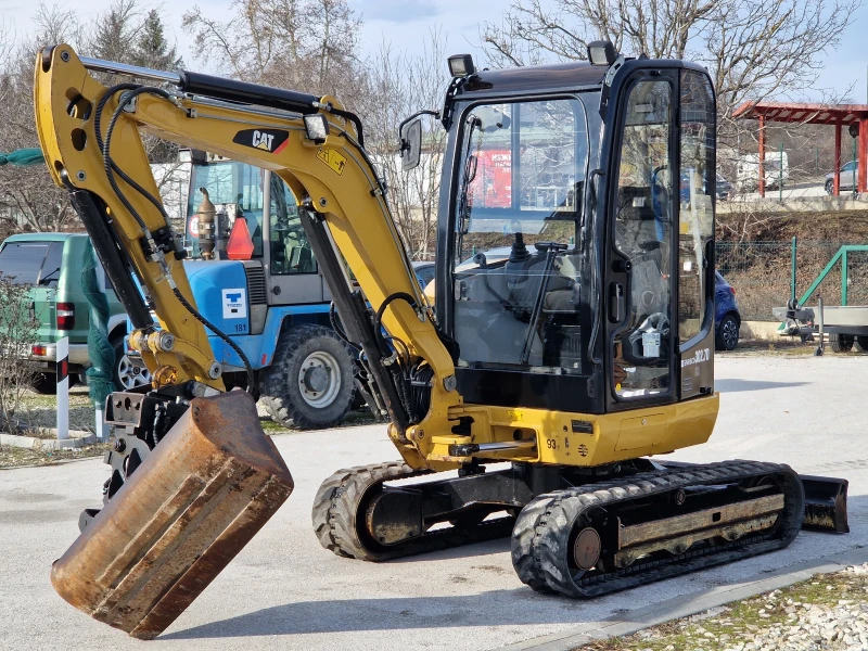 Багер Caterpillar 302.7D CR/3.0т./3 кофи/Нулев радиус/Швейцария, снимка 1 - Индустриална техника - 48611559