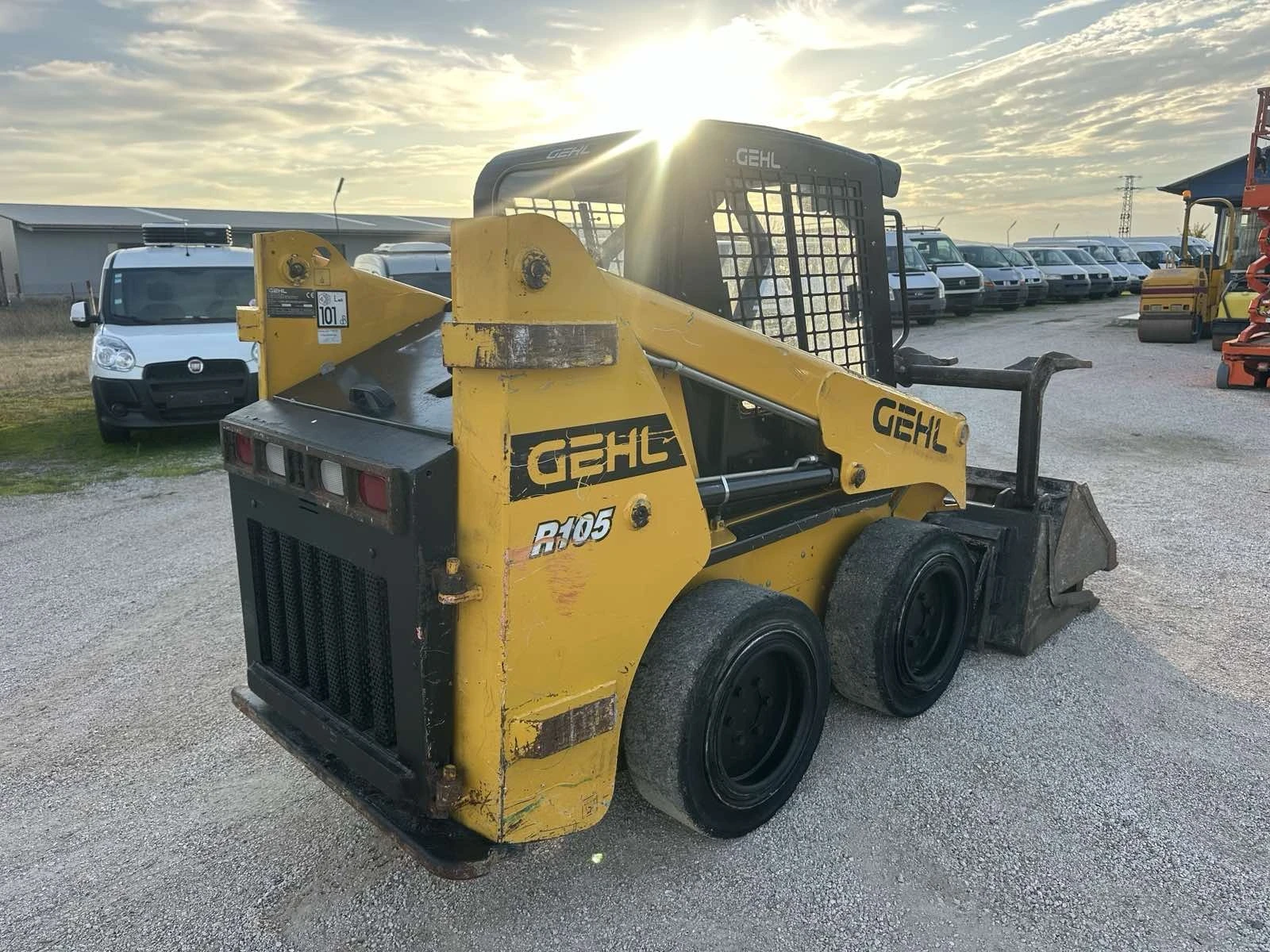 Мини челни товарачи GEHL R105 Skid Steer Loader - изображение 7